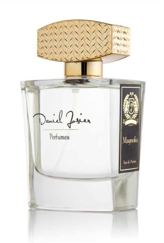 Magnolia is inspired in the mayfly flower that can be smelled in the elegant villas located in Como lake (north of Italy).<br>A parfum to that elegant people who don‰۪t need to capture attention. <br>After the fresh, green and fruity top notes, Magnolia, with a jasmine and a nard accent, ascends softly and lightly to evolucionate into a woody base that envelopes it.<br><br>Top notes: Lemon, green notes, bergamot <br><br>Middle notes: Magnolia, jasmine, rose, nard<br><br>Low notes: Sandalwood, vetiver, patchouli, vanila