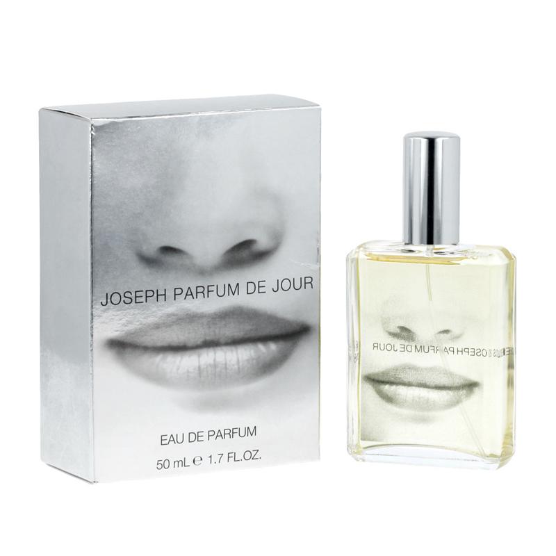 Parfum De Jour is both confidential and addictive, expertly blended by Penhaligon’s, exclusively for JOSEPH. The delicate floral notes of jasmine, rose, hyacinth, muguet and ylang, fused with the deep aromas of sandalwood and amber, give this Eau de Parfum a purity that is androgynous but with the definitive JOSEPH edge.