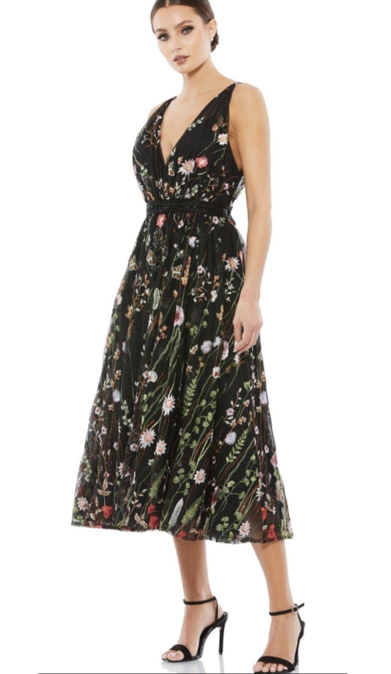 <p> </p> <p><span style="font-weight: 400;">We have the perfect dress for you! This elegant prom dress makes a splash on the sidelines of formal events with its classic color and timeless elegance. Tailored to be universally flattering, it has a V-neckline that accentuates your figure naturally. A-line style design with florals.</span></p> <p><br></p> <p>Length : Midi Length</p> <p>Sleeve Style : Sleeveless</p> <p>Color : Black</p> <p>Sizes : 0, 2, 4, 6, 8, 10, 12, 14, 16</p> <p>Fully Lined</p> <p>Occasion : Formal, Prom, Homecoming</p>