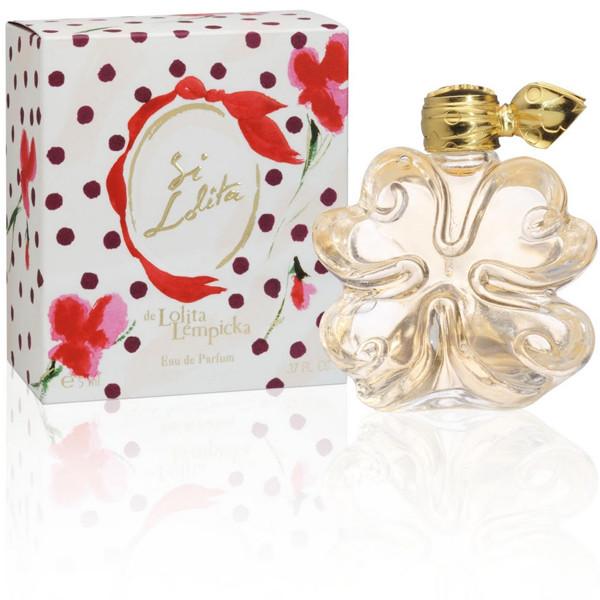 <p>Introduced in 2009. Si Lolita is no exception with a surprising, smart opening compelling you to try it again and again. The peppery, sweet start with an almost camphor edge is attention-grabbing, intelligent and unique. Sparkling solar accords, fanned on sweet pea and mysterious warmer base notes, make this the fragrance of choice for smart coquettes throughout the year, but especially for evenings that promise a lot... Si Lolita comes in a darling shamrock-shaped bottle, each petal a gold-edged heart; right out of a fairy-tale, consistent with the brand's oneiric design.</p>