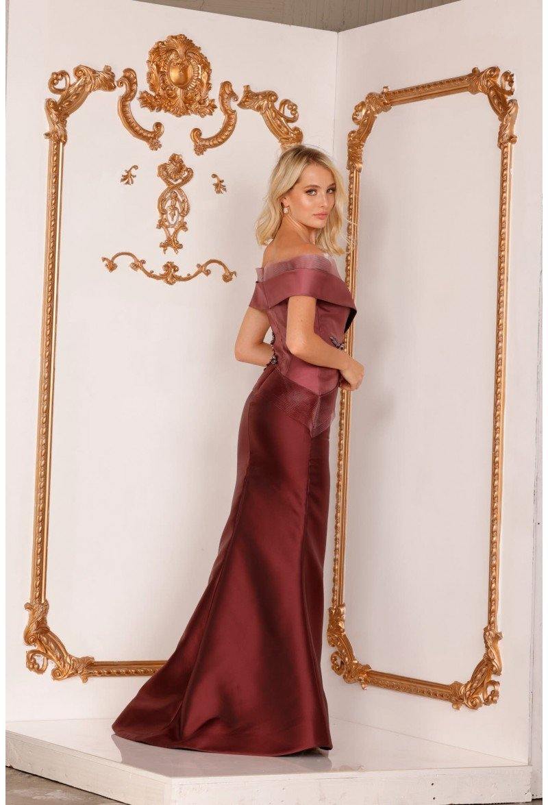 <p> </p> <p><span data-mce-fragment="1">This gorgeous long dress features an off shoulder sweetheart neckline. Fitted bodice flares from the knees into a pronounced mermaid silhouette before ending with a demure sweep train. This dress is perfect for any occasion.</span></p> <p> </p> <p><span data-mce-fragment="1">Length : Full Length</span><br data-mce-fragment="1"><br data-mce-fragment="1"><span data-mce-fragment="1">Sleeve Style : Off Shoulder</span><br data-mce-fragment="1"><br data-mce-fragment="1"><span data-mce-fragment="1">Colors : Blush Rose, Champagne Taupe, Mauve Wine, Navy Navy</span><br data-mce-fragment="1"><br data-mce-fragment="1"><span data-mce-fragment="1">Sizes : 0, 2, 4, 6, 8, 10, 12, 14, 16, 18, 20, 22, 24</span><br data-mce-fragment="1"><br data-mce-fragment="1"><span data-mce-fragment="1">Fully Lined</span><br data-mce-fragment="1"><br data-mce-fragment="1"><span data-mce-fragment="1">Occasion : Formal, Prom, Homecoming, Wedding Guest, Red Carpet, Pageant, Special Occasion</span></p>